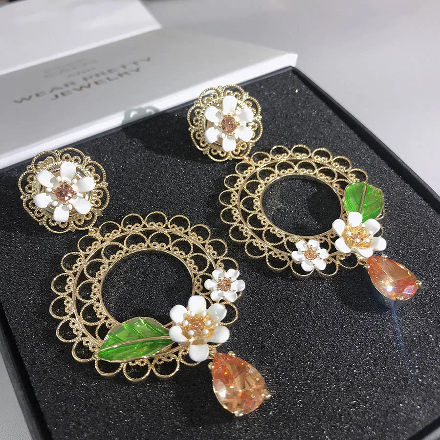 2019 Gorgeous Big Clip Earrings Fashion Brand Luxury Jewelry For Women Lace Enamel Flower Glittering Pear Stone Tassel Earrings
2019 Gorgeous Big Clip Earrings Fashion Brand Luxury Jewelry For Women Lace Enamel Flower Glittering Pear Stone Tassel Earrings