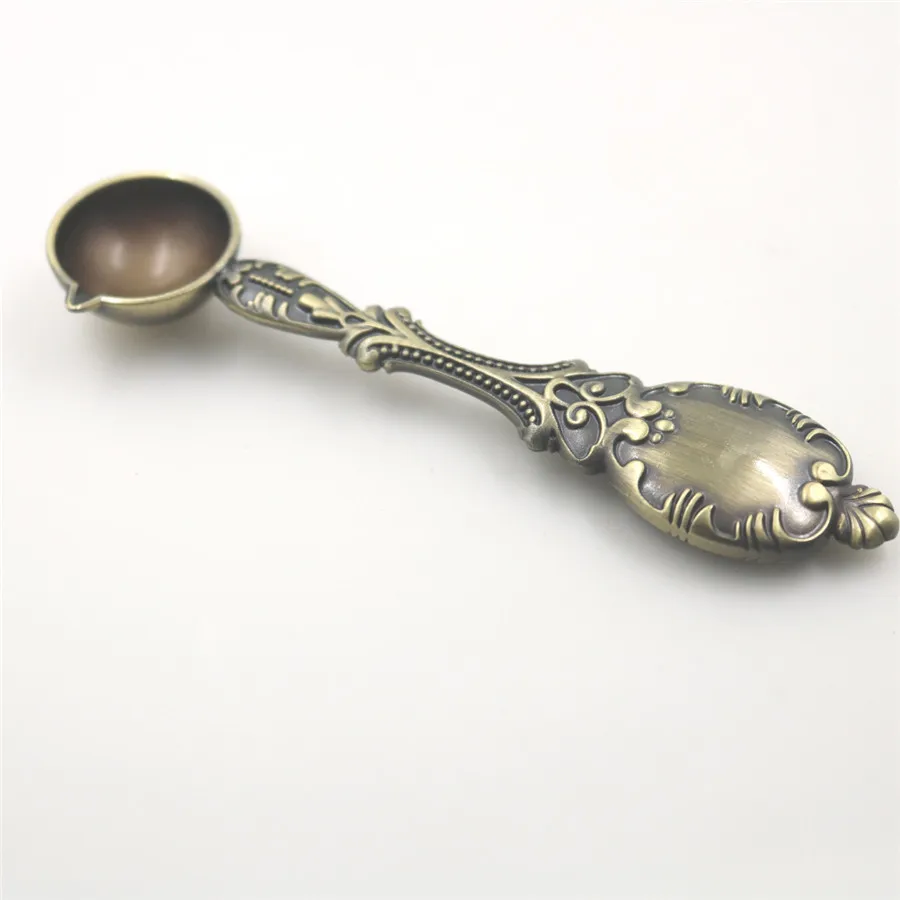 New Hot Fashion Vintage Peacock metal Wax Spoon for wax beads 11cm Hight quality Sellado Sax palillo sello de la cera de Sellos
New Hot Fashion Vintage Peacock metal Wax Spoon for wax beads 11cm Hight quality Sellado Sax palillo sello de la cera de Sellos