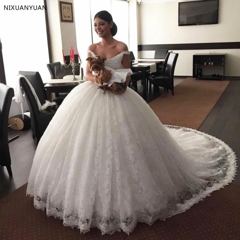White Ivory Lace Wedding Dresses 2019 Off The Shoulder Pearls Bridal Gowns Custom Made Ball Gown for Wedding Vestido De Noiva
White Ivory Lace Wedding Dresses 2019 Off The Shoulder Pearls Bridal Gowns Custom Made Ball Gown for Wedding Vestido De Noiva