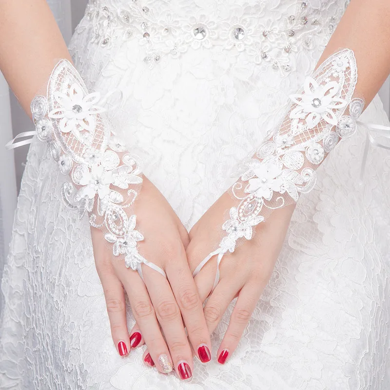 Fingerless New Bridal Gloves with Lace Appliqued Diamond Wedding Dress Glove Elegant Short Paragraph Mitts Accessories
Fingerless New Bridal Gloves with Lace Appliqued Diamond Wedding Dress Glove Elegant Short Paragraph Mitts Accessories