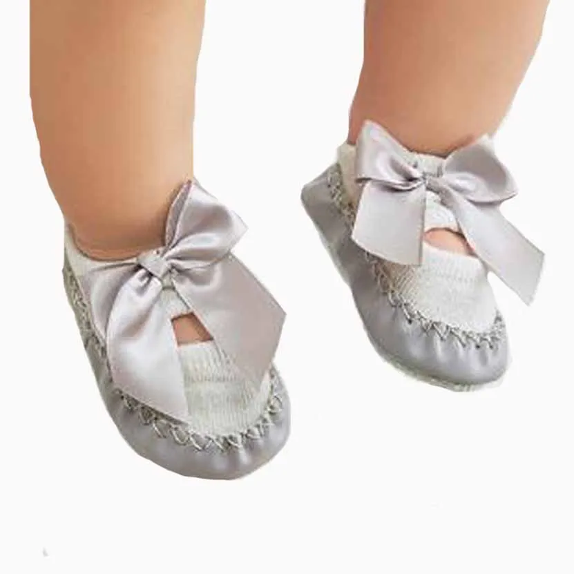 Infant low boots toddler shoes non-slip children baby floor boat socks hole bow newborn first walkers
Infant low boots toddler shoes non-slip children baby floor boat socks hole bow newborn first walkers