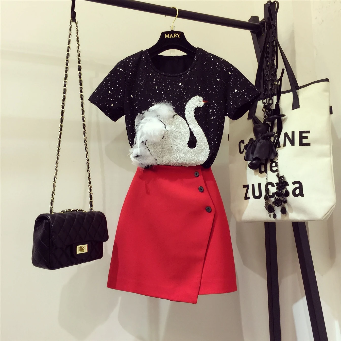 2019 New Fashion Summer Women's Stereo Swan Sequins Embroidery T-shirt Top + Red Buttons A Line Skirt Twinset Ladies Skirt Set
2019 New Fashion Summer Women's Stereo Swan Sequins Embroidery T-shirt Top + Red Buttons A Line Skirt Twinset Ladies Skirt Set