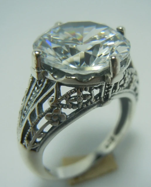 Luxury fashion exquisite hollow out pattern The queen temperament The ancient silver ring
Luxury fashion exquisite hollow out pattern The queen temperament The ancient silver ring