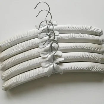 5pcs/Lot Satin Padded Hanger Silk Wrapped Clothes Hanger Clothes Hanging Silver Hook Sponge Hangers Clothes Shop Display Hangers
5pcs/Lot Satin Padded Hanger Silk Wrapped Clothes Hanger Clothes Hanging Silver Hook Sponge Hangers Clothes Shop Display Hangers