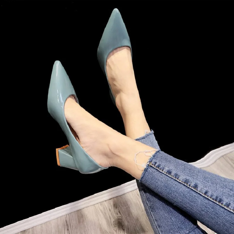 2018 new Korean fashion shallow patent leather high heels wild pointed comfortable high heels.
2018 new Korean fashion shallow patent leather high heels wild pointed comfortable high heels.