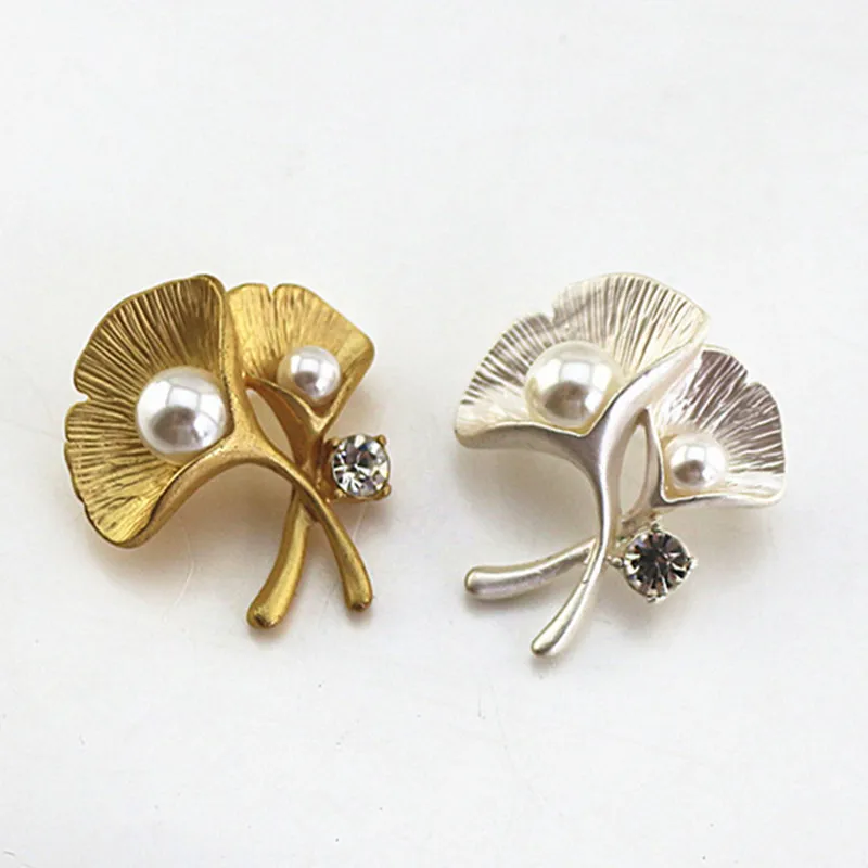 2019 new Japanese and Korean style matte gold ginkgo leaf imitation pearl simple sweater brooch female accessories
2019 new Japanese and Korean style matte gold ginkgo leaf imitation pearl simple sweater brooch female accessories
