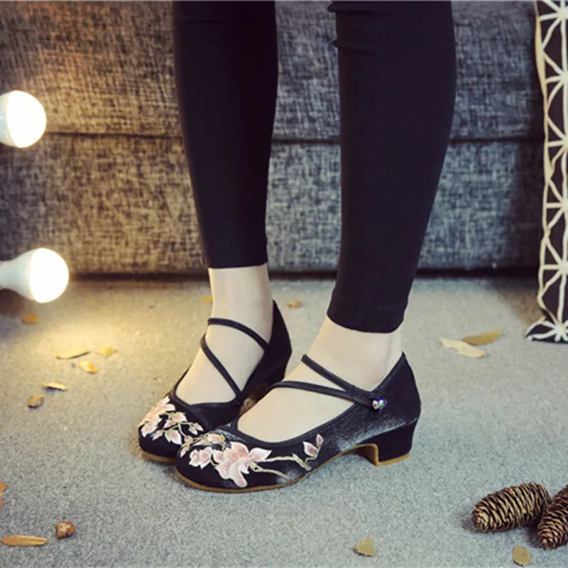 Chinese Crane Embroidered Women Shoes Cotton Flock Fabric Low Block Heels Shoes Low Top Ankle Bucklet Ladies Comfortable Pumps
Chinese Crane Embroidered Women Shoes Cotton Flock Fabric Low Block Heels Shoes Low Top Ankle Bucklet Ladies Comfortable Pumps