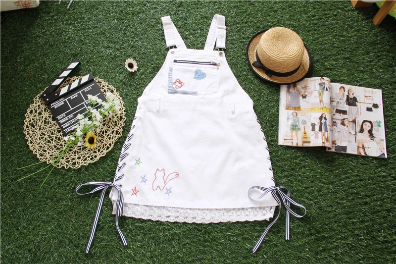 2016 Summer Mori Girl Japaness Style Cat Star Peach Heart Embroidery Lace Packwork Pocket Overall Skirt Cute Lolita Skirt
2016 Summer Mori Girl Japaness Style Cat Star Peach Heart Embroidery Lace Packwork Pocket Overall Skirt Cute Lolita Skirt