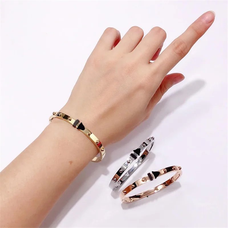 HUISTORY High Quality Round Glossy Small Rivets Bangle For Women Black belt Button Titanium Steel Bracelet Bangle Brand Design
HUISTORY High Quality Round Glossy Small Rivets Bangle For Women Black belt Button Titanium Steel Bracelet Bangle Brand Design