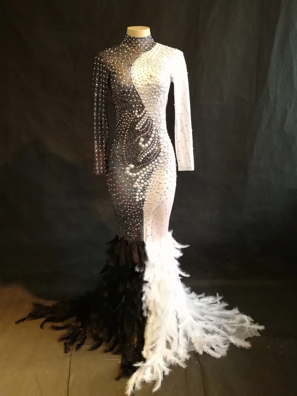 Фото Женское платье с перьями черное или белое длинное со сверкающими кристаллами