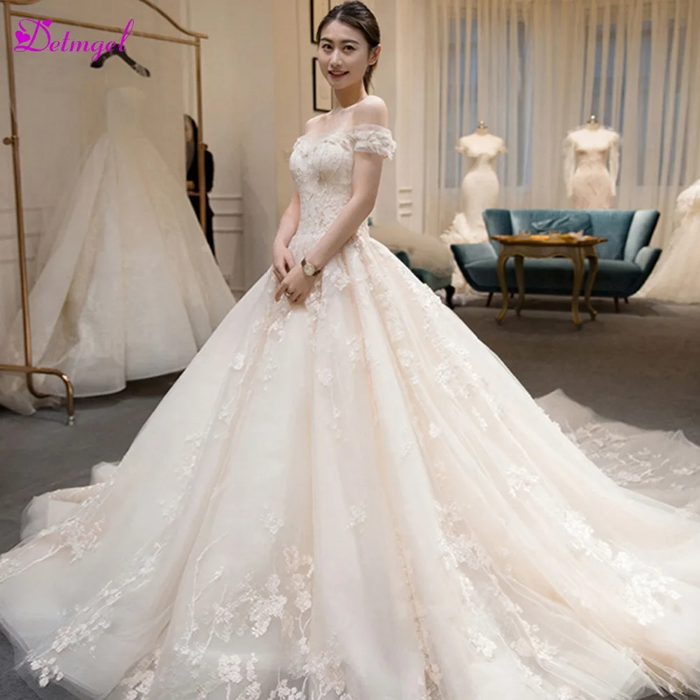 Detmgel Glamorous Chapel Train Appliques A-Line Wedding Dress 2020 Sexy Boat Neck Lace Up Bridal Gown Vestido de Noiva Plus Size
Detmgel Glamorous Chapel Train Appliques A-Line Wedding Dress 2020 Sexy Boat Neck Lace Up Bridal Gown Vestido de Noiva Plus Size