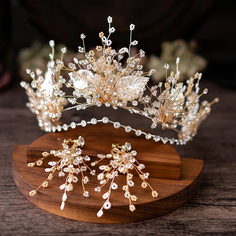 Luxury Crystal Tiaras And Crowns Pearl Beads Headband Earring Set Delicate Leaf Hand wired Wedding Bridal Hair Accessories
Luxury Crystal Tiaras And Crowns Pearl Beads Headband Earring Set Delicate Leaf Hand wired Wedding Bridal Hair Accessories