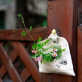 Retro northern Europe Style Resin balcony decoration fleshy basin air pineapple Creative Flower pot Garden Decor
Retro northern Europe Style Resin balcony decoration fleshy basin air pineapple Creative Flower pot Garden Decor