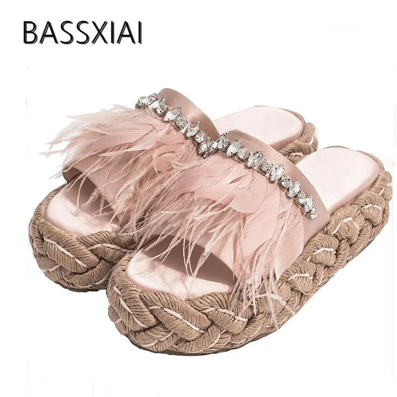 2019 Feather Satin Platform Sandals Women Peep Toe Rhinestone Chain Straw Thick Bottom Wedges High Heel Shoes Woman Slippers
2019 Feather Satin Platform Sandals Women Peep Toe Rhinestone Chain Straw Thick Bottom Wedges High Heel Shoes Woman Slippers