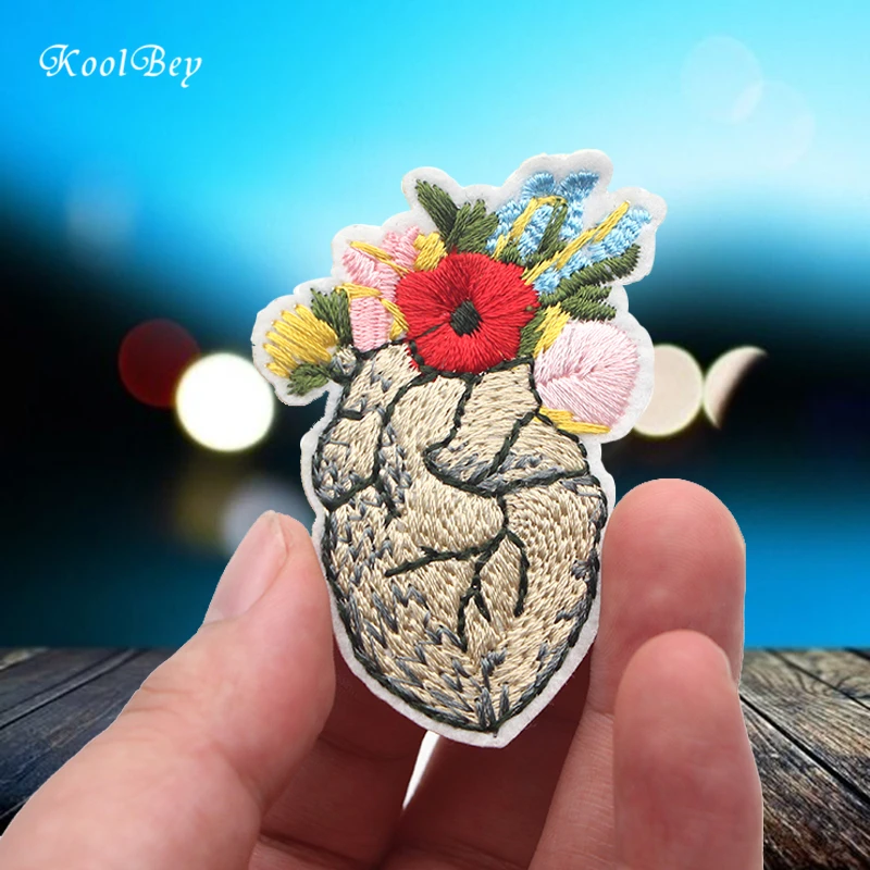 2pcs/lot Hand Embroidered Iron on Patch Anatomical Heart Patch Flower Heart Gift for Doctor Nurse Grunge Patches SC3237
2pcs/lot Hand Embroidered Iron on Patch Anatomical Heart Patch Flower Heart Gift for Doctor Nurse Grunge Patches SC3237
