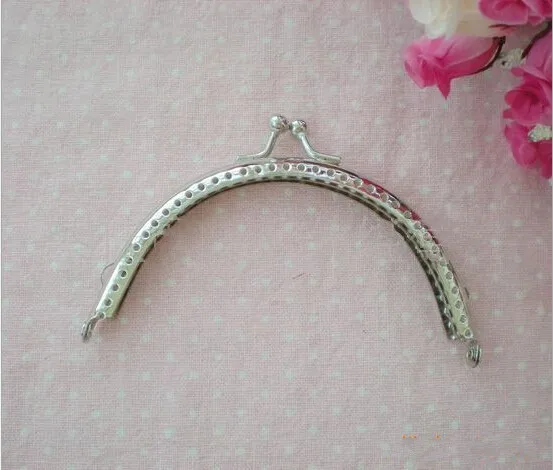 105MM 20PCS/Lot Silvering Purse Frames,Semicircle Purse Metal Frame Kiss Clasp For DIY Bag Clutch Accessories Handbag Handle
105MM 20PCS/Lot Silvering Purse Frames,Semicircle Purse Metal Frame Kiss Clasp For DIY Bag Clutch Accessories Handbag Handle