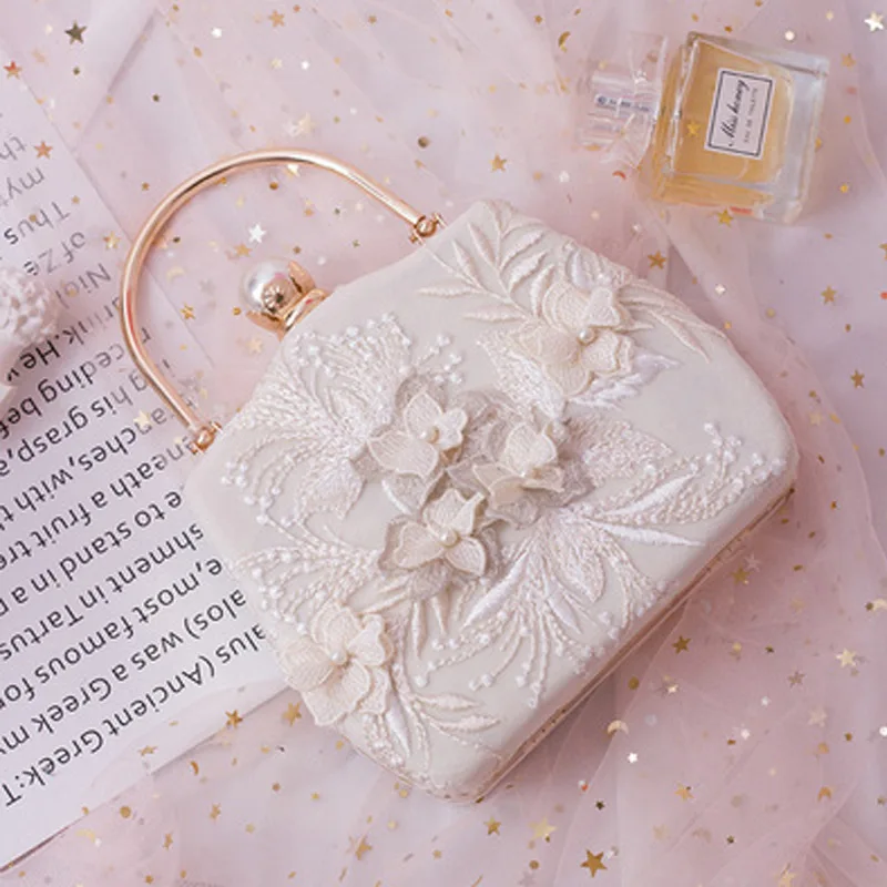 Fashion Sweet Style Clip Chain Bag Evening Clutch Bag Shoulder Messenger Flower Embroidery Women Bag Day Clutches White Bags
Fashion Sweet Style Clip Chain Bag Evening Clutch Bag Shoulder Messenger Flower Embroidery Women Bag Day Clutches White Bags