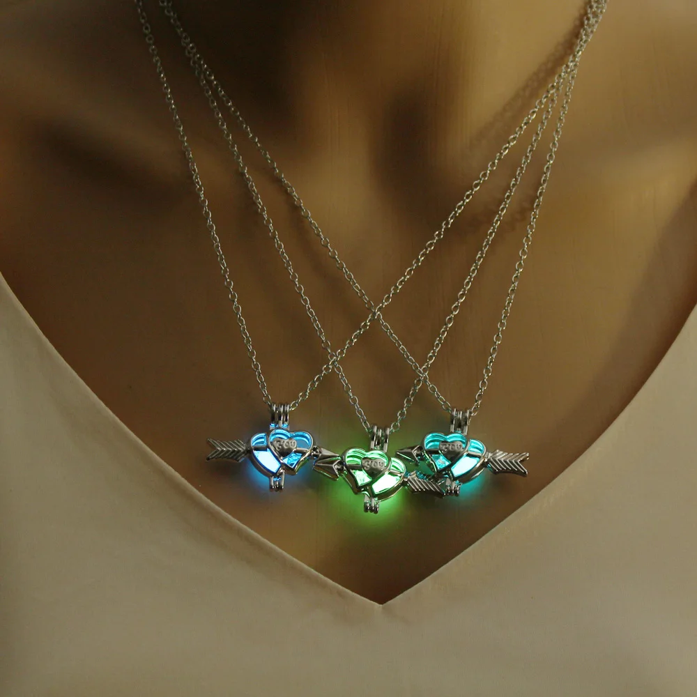 Lovers Glowing Necklace Women Heart Contacted Together Pendant Necklace Glow in the Dark Necklaces Jewelry
Lovers Glowing Necklace Women Heart Contacted Together Pendant Necklace Glow in the Dark Necklaces Jewelry