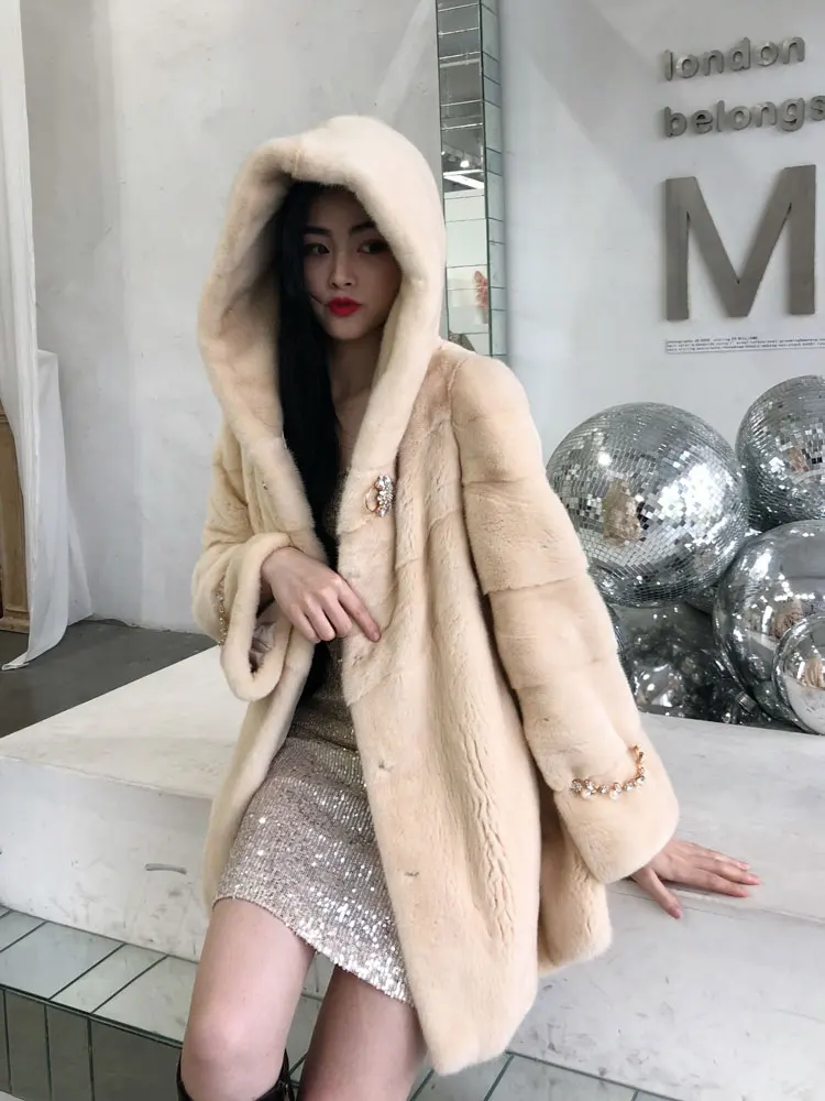 2019 new women's mink fur coat long slim fur coat with hat to keep warm long sleeves sunny color discount fashion
2019 new women's mink fur coat long slim fur coat with hat to keep warm long sleeves sunny color discount fashion