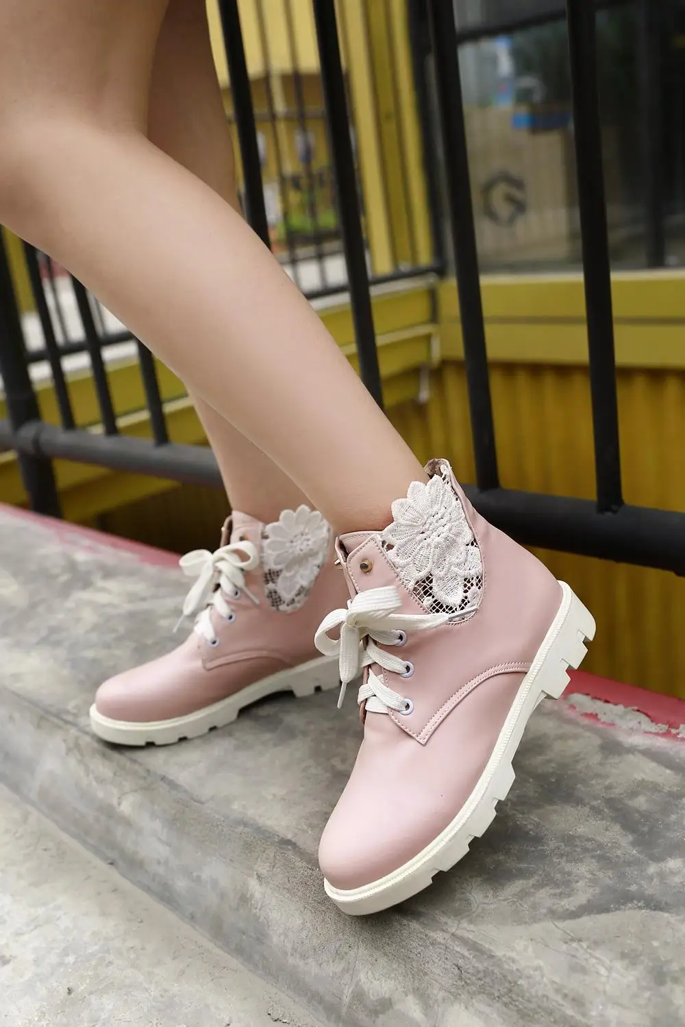 2015 winter new fashion lace flowers ankle boots women cross straps low heels breath comfor women ankle boots big size 34-43R339 
2015 winter new fashion lace flowers ankle boots women cross straps low heels breath comfor women ankle boots big size 34-43R339
