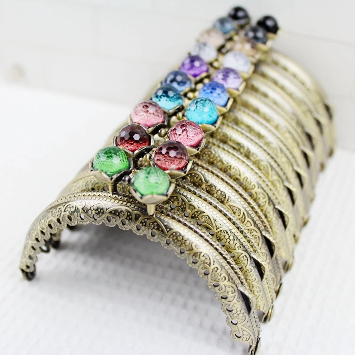 8.5CM Bronze Embossing Metal Purse Frame Coral Beads Head Kiss Clasp Coin Purse Metal Frames Cluth DIY Sewing Bag Accessories
8.5CM Bronze Embossing Metal Purse Frame Coral Beads Head Kiss Clasp Coin Purse Metal Frames Cluth DIY Sewing Bag Accessories