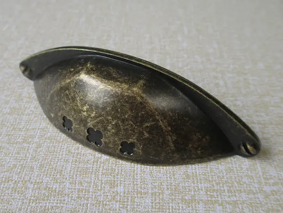 Cup Dresser Pull Drawer Pulls Handle Knobs Antique Bronze / Retro Vintage Furniture Kitchen Cabinet Handles Pull Brass Hardware
Cup Dresser Pull Drawer Pulls Handle Knobs Antique Bronze / Retro Vintage Furniture Kitchen Cabinet Handles Pull Brass Hardware