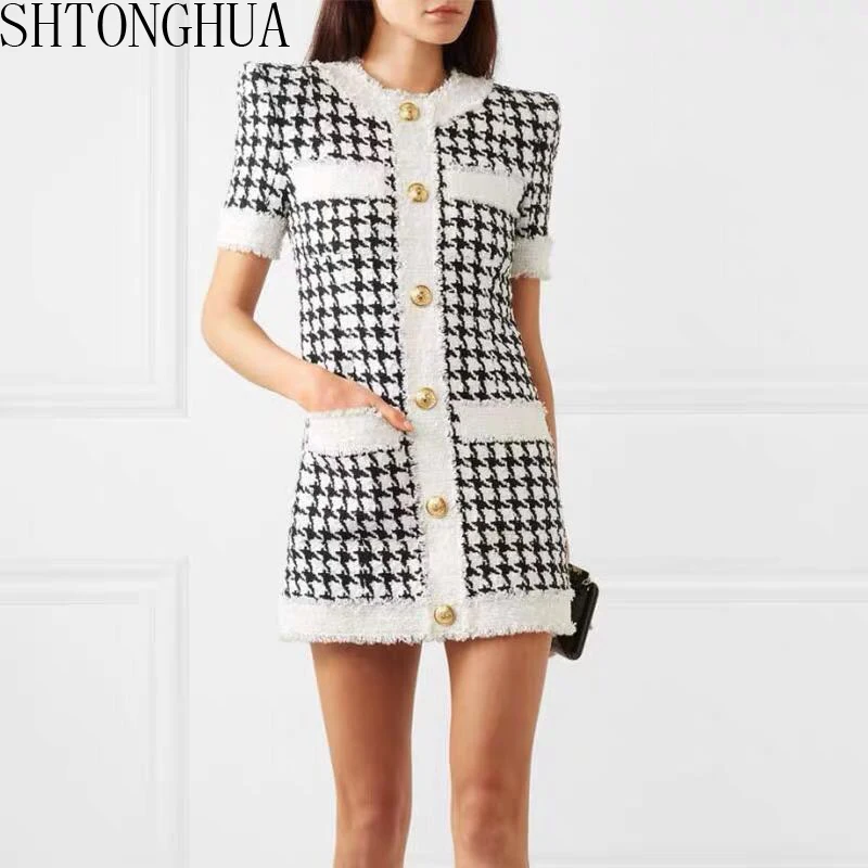 SHTONGHUA Luxury Designer Brand Summer Dress Women O Neck Houndstooth Hepburn Short Sleeve Single breasted Pocket Knitted Dress
SHTONGHUA Luxury Designer Brand Summer Dress Women O Neck Houndstooth Hepburn Short Sleeve Single breasted Pocket Knitted Dress