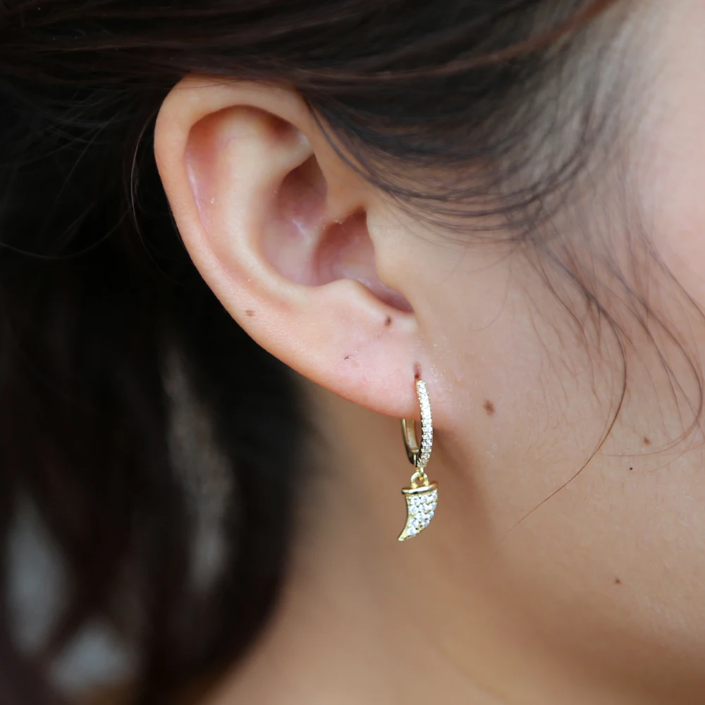 New vintage fashion gold horn dangle earings micro pave cubic zirconia chic horn earrings 925 sterling silver jewelry for women
New vintage fashion gold horn dangle earings micro pave cubic zirconia chic horn earrings 925 sterling silver jewelry for women