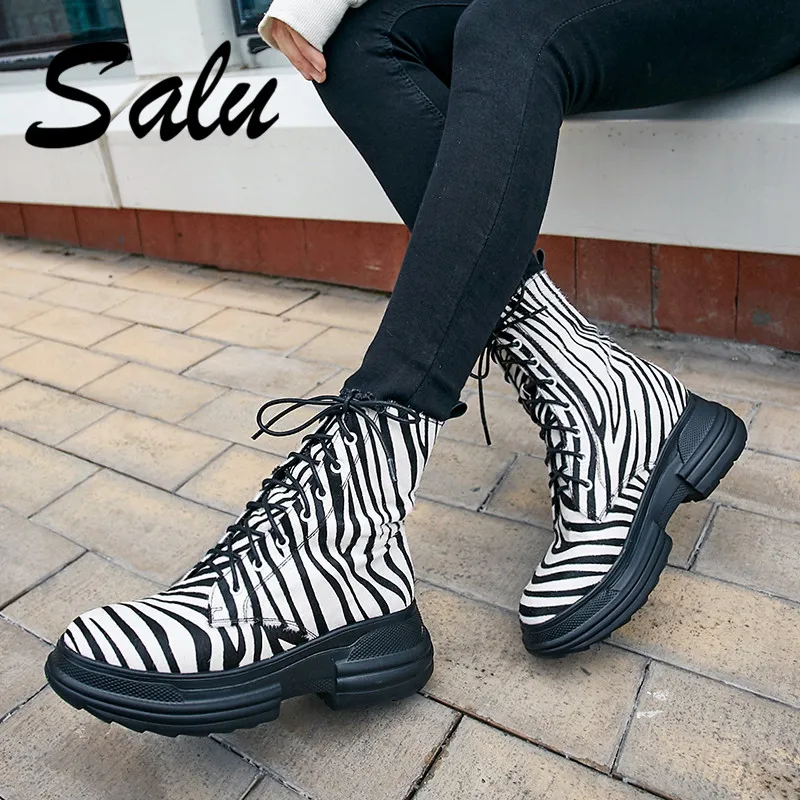 Salu Ankle Boots High Quality Brand Horse Hair Leather Shoes Woman Handmade Lace-up Platform Heel Round Toe Boots
Salu Ankle Boots High Quality Brand Horse Hair Leather Shoes Woman Handmade Lace-up Platform Heel Round Toe Boots