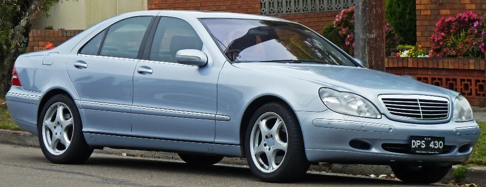 2001_Mercedes-Benz_S_430_(W_220)_sedan_(2010-09-23)_01