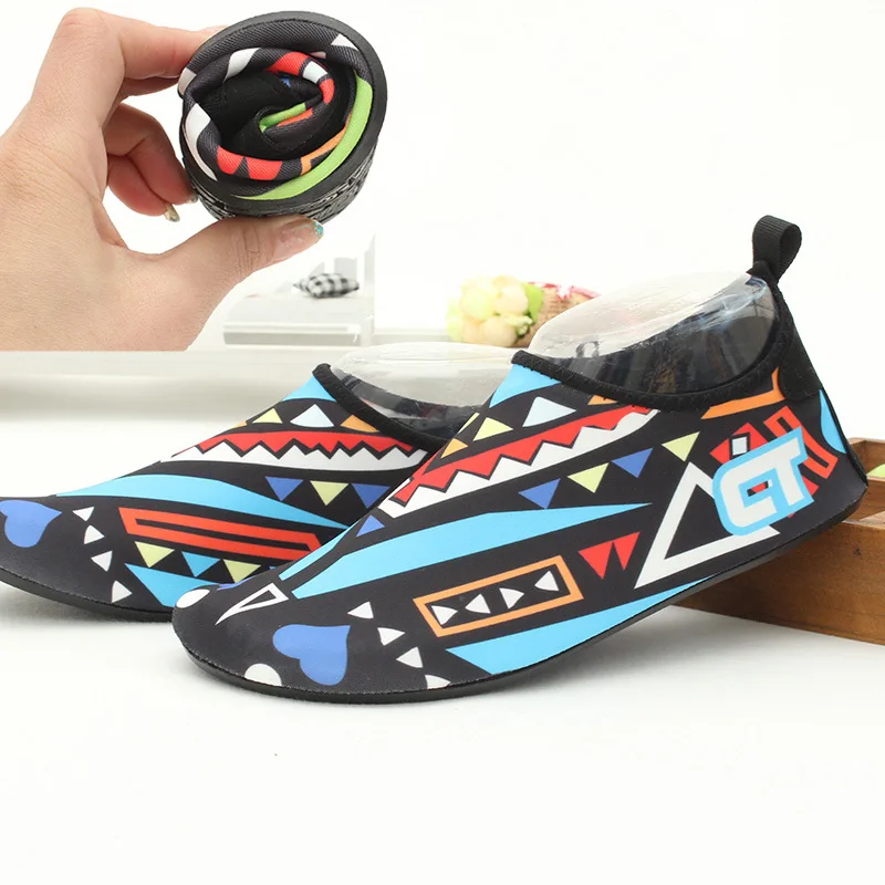 Children graffiti slippers Kids shoes barefoot boys girls Beach diving non-slip swim Surf shoes Gym sports Parent-child shoes
Children graffiti slippers Kids shoes barefoot boys girls Beach diving non-slip swim Surf shoes Gym sports Parent-child shoes