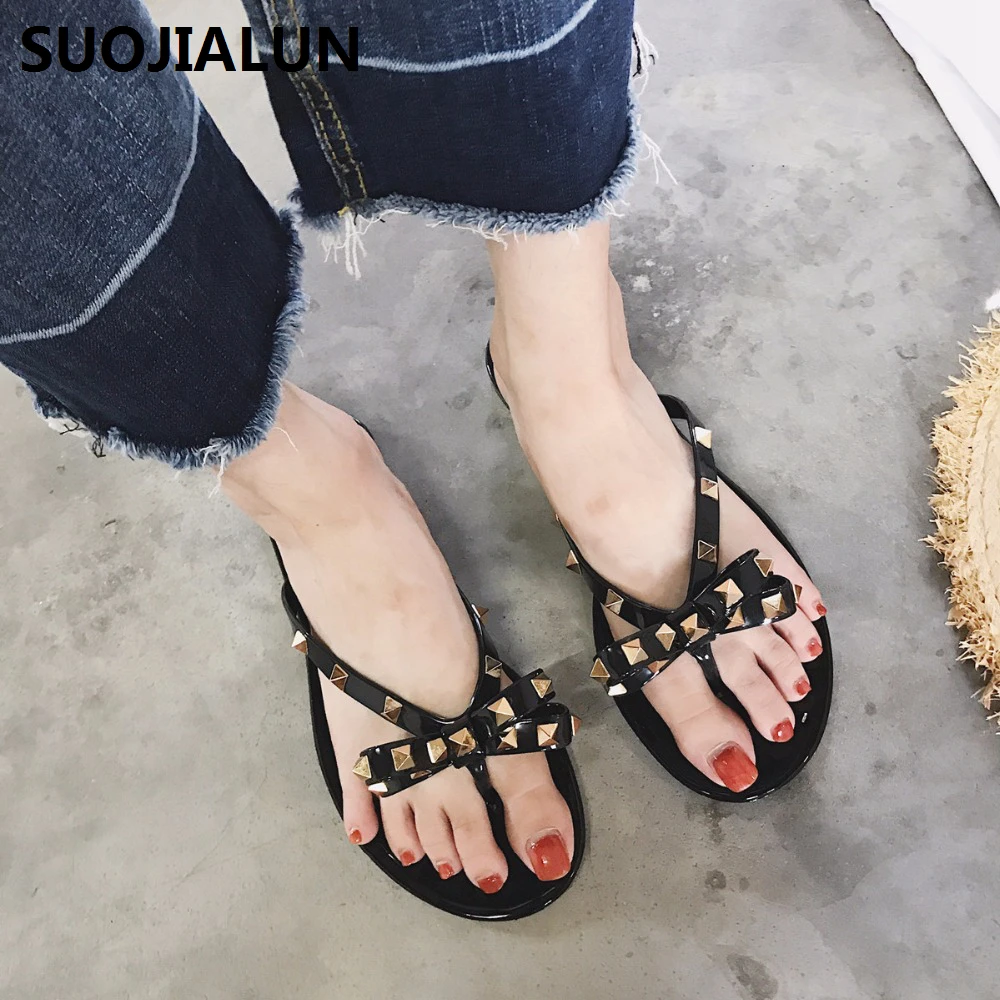 SUOJIALUN 2019 women sandals flat jelly shoes bow V flip flops stud beach shoes summer rivets slippers Thong sandals nude
SUOJIALUN 2019 women sandals flat jelly shoes bow V flip flops stud beach shoes summer rivets slippers Thong sandals nude