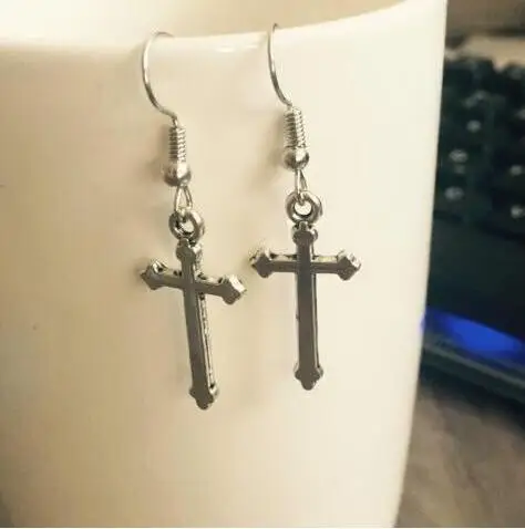 Cross earrings 2019 fashion retro gothic cross pendant simple gothic earrings female retro jewelry accessories factory direct
Cross earrings 2019 fashion retro gothic cross pendant simple gothic earrings female retro jewelry accessories factory direct