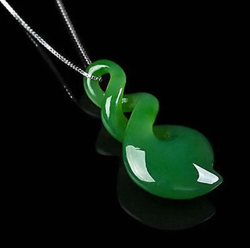 Jewelr 005312 Natural china green stone pure hand-carved heart-shaped pendant necklace
Jewelr 005312 Natural china green stone pure hand-carved heart-shaped pendant necklace