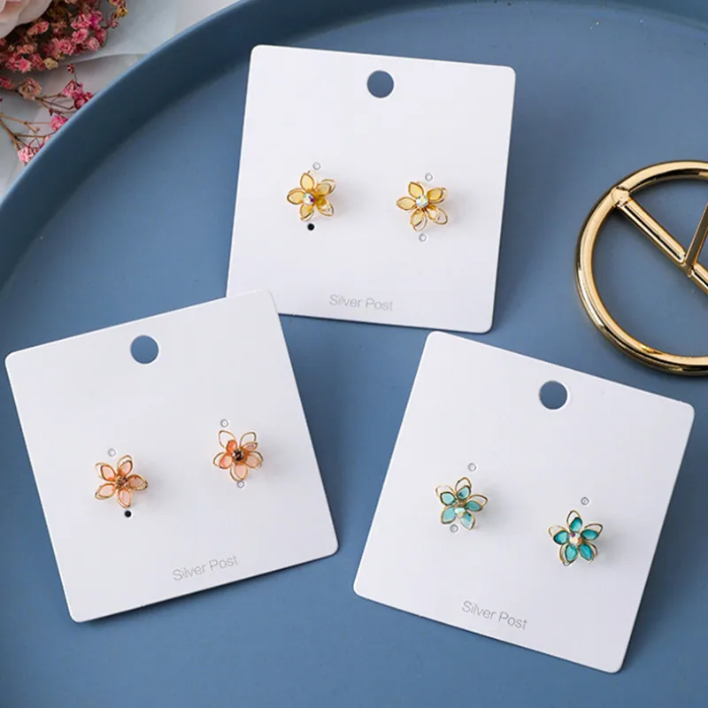 2019 New Arrival Metal Women Classic Stud Earrings Korean Hollow Crystal Flower Small Fresh Small Simple Colorful Jewelry
2019 New Arrival Metal Women Classic Stud Earrings Korean Hollow Crystal Flower Small Fresh Small Simple Colorful Jewelry