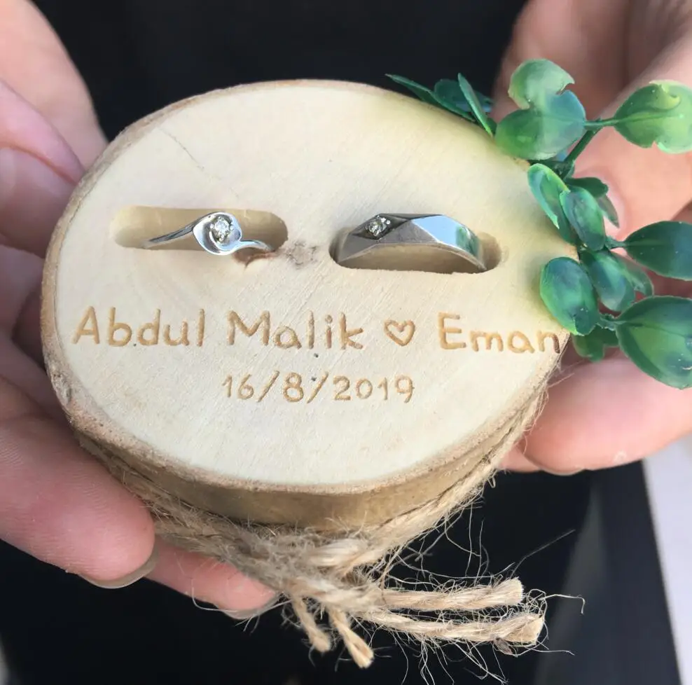 Custom New Wooden Ring Box Personalized Bride Groom Wedding Engagement Ring Bearer Box Rustic Wood Ring Holder Party Gift Supply
Custom New Wooden Ring Box Personalized Bride Groom Wedding Engagement Ring Bearer Box Rustic Wood Ring Holder Party Gift Supply