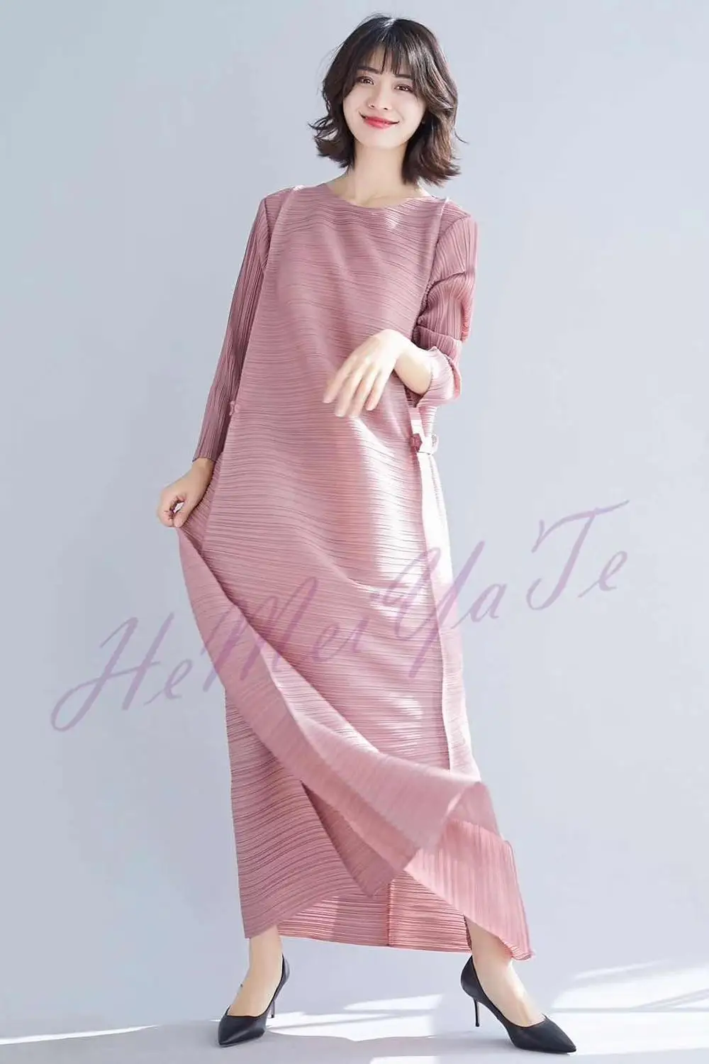 HOT SELLING Miyake fold dress solid wrist sleeve round collar fold long dress fashion IN STOCK
HOT SELLING Miyake fold dress solid wrist sleeve round collar fold long dress fashion IN STOCK