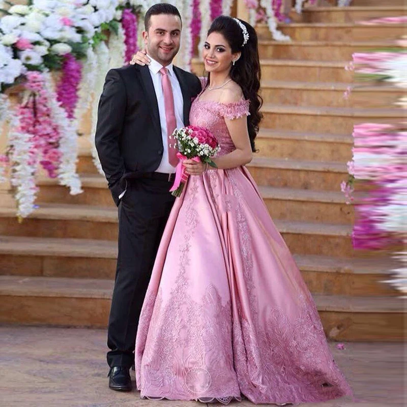 2019 New Arabic Long Evening Dresses Said Mhamad Pink Lace Appliques Satin Formal Prom Dress Elegant Wedding Party Gowns 
2019 New Arabic Long Evening Dresses Said Mhamad Pink Lace Appliques Satin Formal Prom Dress Elegant Wedding Party Gowns