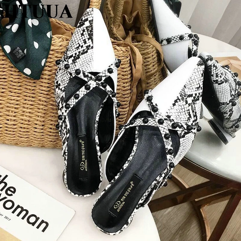 HTUUA 2019 Rivet Cross Straps Closed Toe Mules Shoes Women Slippers Brand Designer Serpentine Flat Slides Low Heel Sandals S2620
HTUUA 2019 Rivet Cross Straps Closed Toe Mules Shoes Women Slippers Brand Designer Serpentine Flat Slides Low Heel Sandals S2620