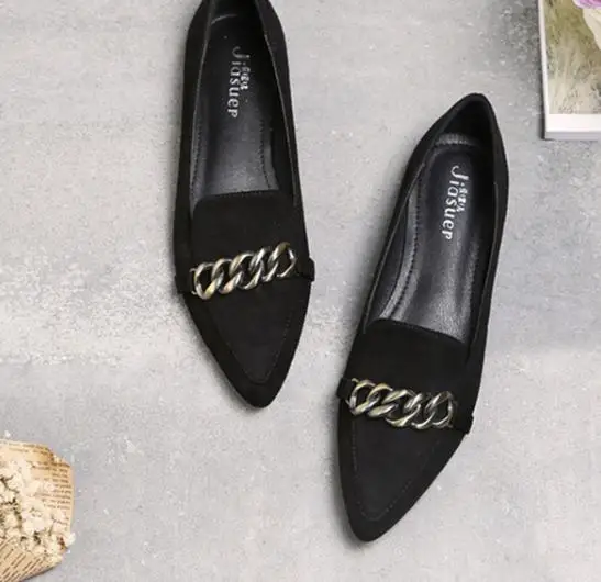 2018 spring new fashion suede flat shoes female pointed chain large size women's shoes. 
2018 spring new fashion suede flat shoes female pointed chain large size women's shoes.