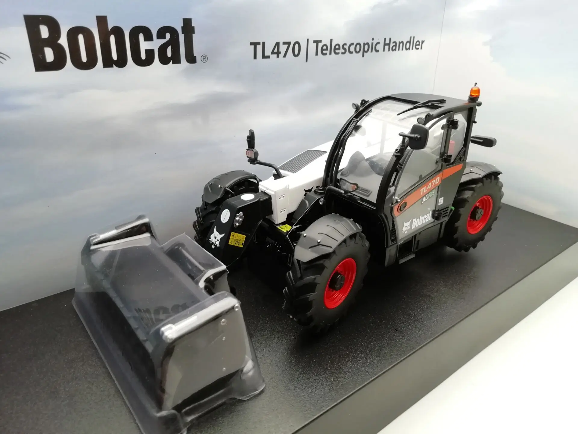 UH 4873 1:32 Bobcat TL 470 телескопическая с ковшом сельскохозяйственные тракторы Игрушечная машина из сплава игрушки для детей литье под давлением м...
UH 4873 1:32 Bobcat TL 470 телескопическая с ковшом сельскохозяйственные тракторы Игрушечная машина из сплава игрушки для детей литье под давлением м...