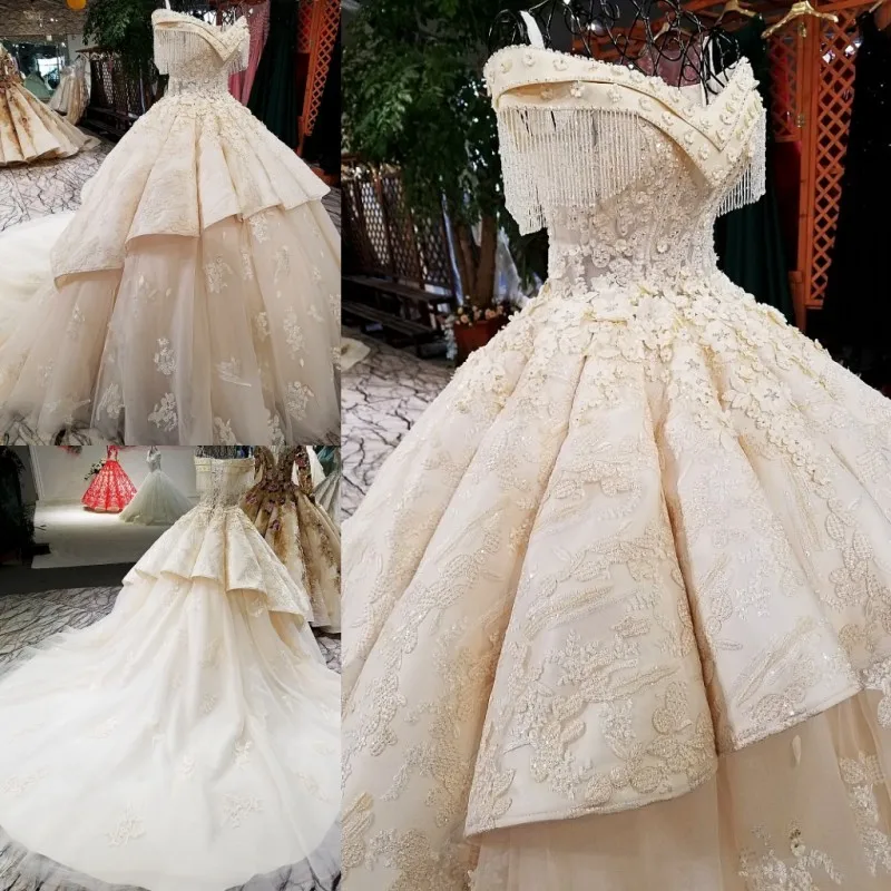 2018 real picture original full long sleeves two layers skirt big puffy v neck beanding tassel 3D flowers wedding dress
2018 real picture original full long sleeves two layers skirt big puffy v neck beanding tassel 3D flowers wedding dress