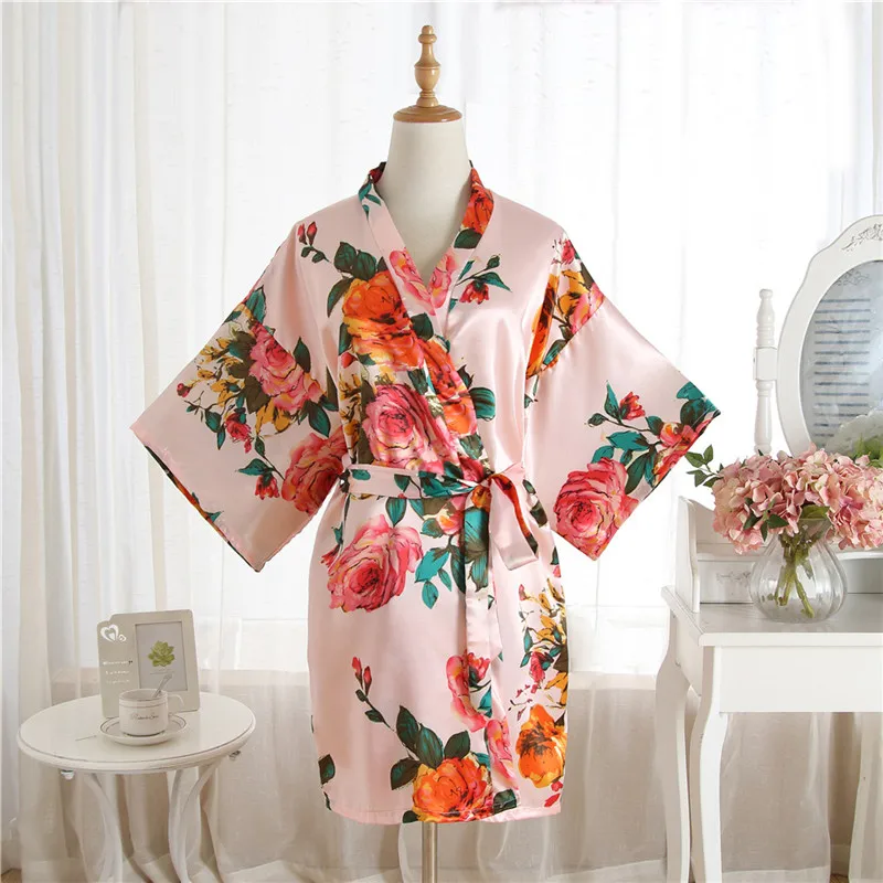 Charming V-Neck Kimono Bathrobe Rayon Sleepwear Mini Bride Bridesmaid Wedding Robe Print Floral Nightwear Nightdress One Size
Charming V-Neck Kimono Bathrobe Rayon Sleepwear Mini Bride Bridesmaid Wedding Robe Print Floral Nightwear Nightdress One Size