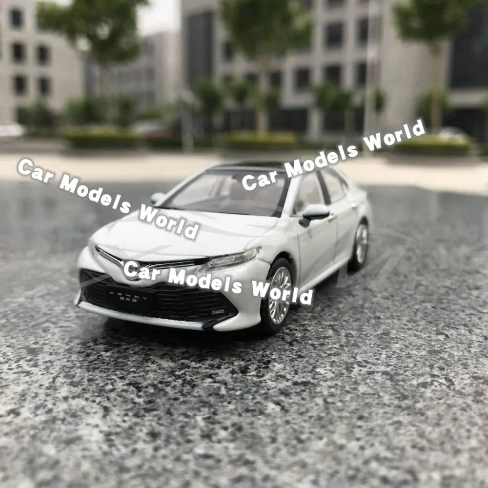 Литая под давлением модель автомобиля для всех новых Camry 2018 1:43 (белый) + маленький