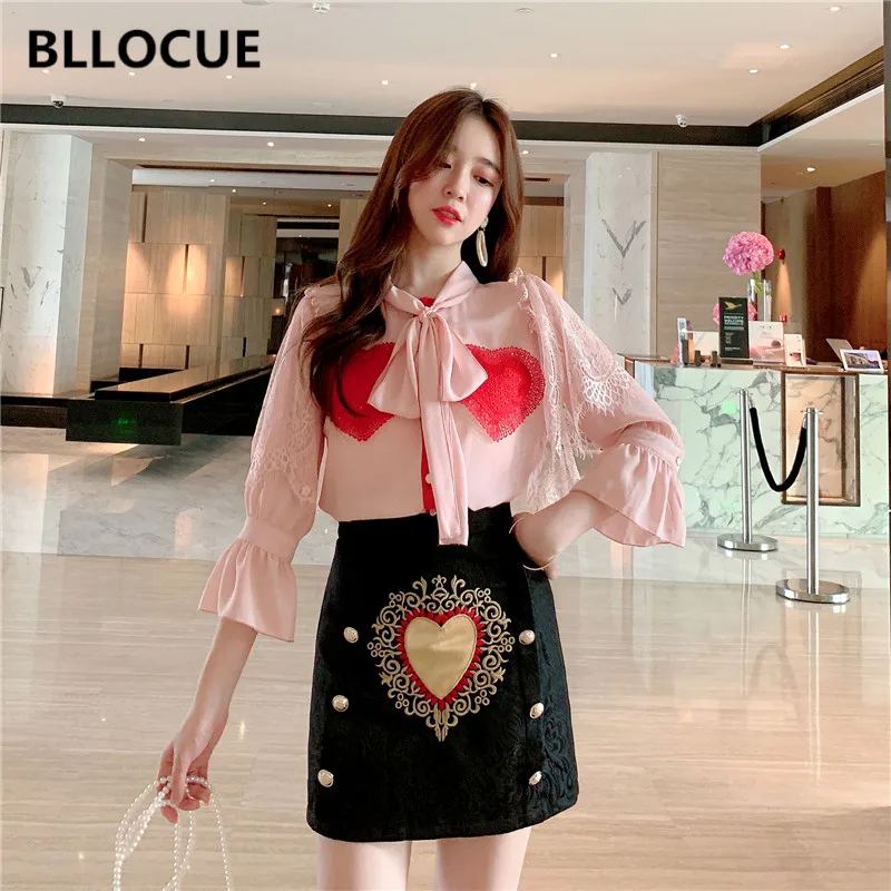 BLLOCUE New Fashion Two-Piece Women Chiffon Lace Ruffled Heart Bow Single-Breasted Top Double-Breasted Embroidered A-line Skirt
BLLOCUE New Fashion Two-Piece Women Chiffon Lace Ruffled Heart Bow Single-Breasted Top Double-Breasted Embroidered A-line Skirt