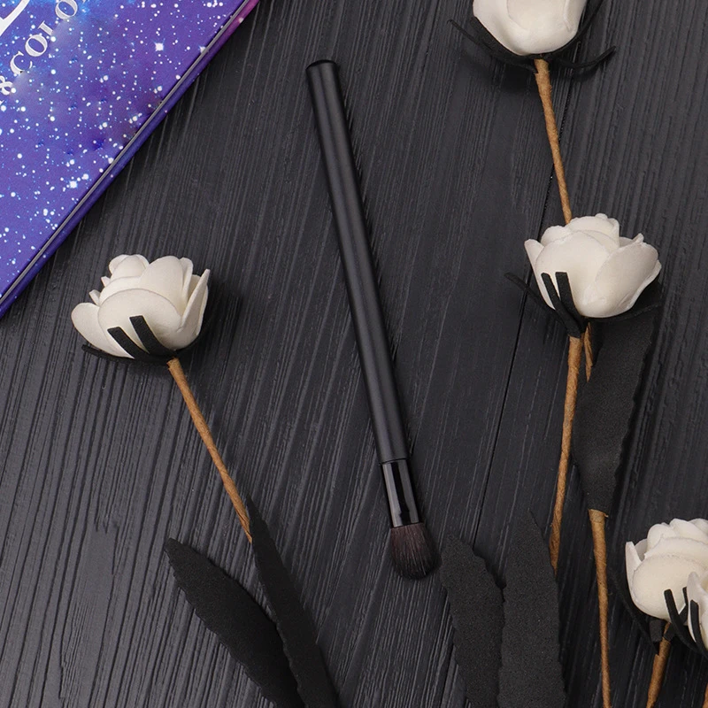 Professional brand small horse hair eye shadow brush wooden handle nose shadow brush eye detail repair brush beauty dressing
Professional brand small horse hair eye shadow brush wooden handle nose shadow brush eye detail repair brush beauty dressing