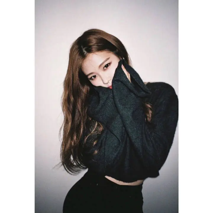 kpop Blackpink ROSE the same Black Round neck hoodies women korean wild knitting long sleeve sweatshirts girl streetwear clothes
kpop Blackpink ROSE the same Black Round neck hoodies women korean wild knitting long sleeve sweatshirts girl streetwear clothes