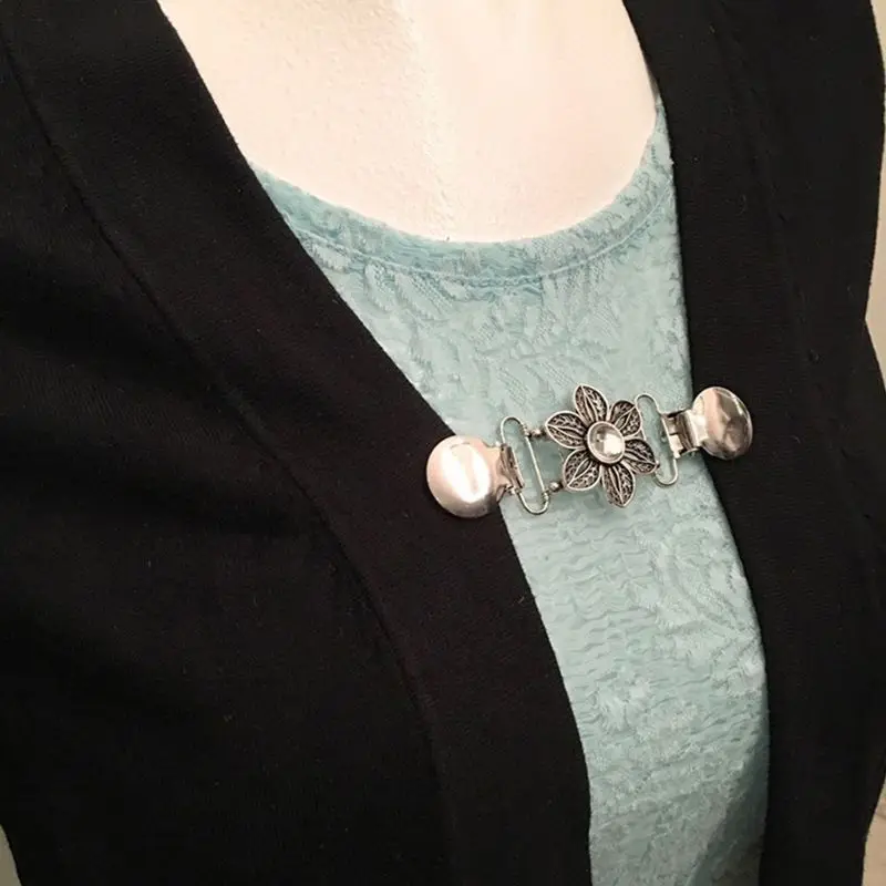 Women Sweater Clip Classic Rhinestone Scarf Shawl Anti-light Buckle Cardigan Tight Clothing Buckles Ancient Silver Six-leaf Mult
Women Sweater Clip Classic Rhinestone Scarf Shawl Anti-light Buckle Cardigan Tight Clothing Buckles Ancient Silver Six-leaf Mult