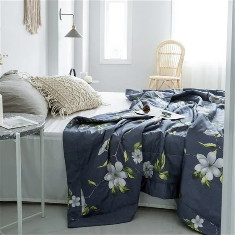 New Comfortable 100% Cotton Flower Printing Summer Air Conditioner Cool Thin Quilt Home Textile Bedding Comforters Duvets
New Comfortable 100% Cotton Flower Printing Summer Air Conditioner Cool Thin Quilt Home Textile Bedding Comforters Duvets