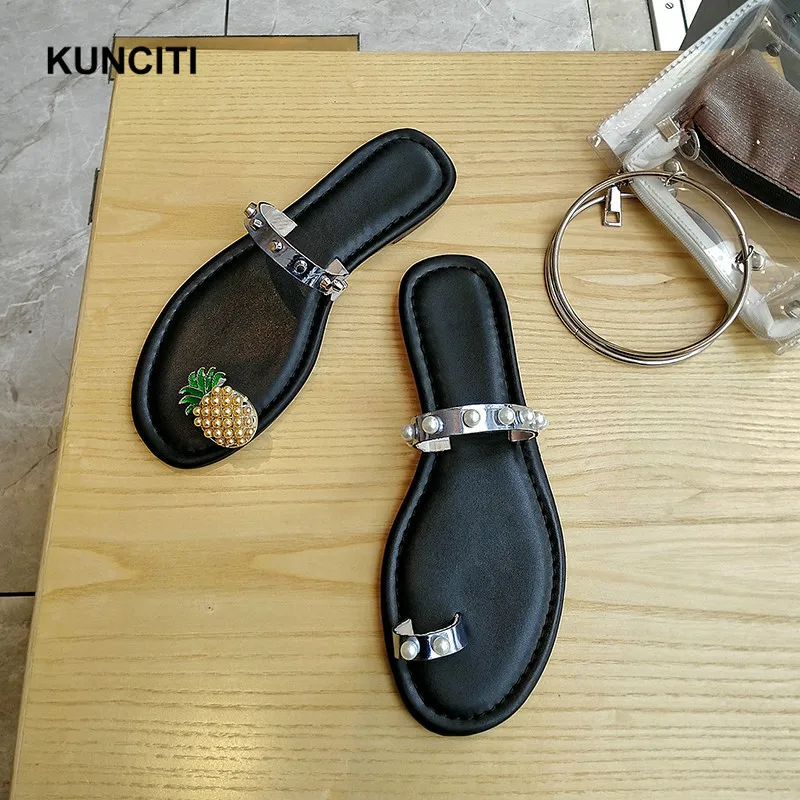 2019 KUNCITI Women Beach Slippers Pearl Beaded Flip Flop Summer Slides Bohemia Ladies Flat Loafer Mules Pineapple Shoes T9108
2019 KUNCITI Women Beach Slippers Pearl Beaded Flip Flop Summer Slides Bohemia Ladies Flat Loafer Mules Pineapple Shoes T9108